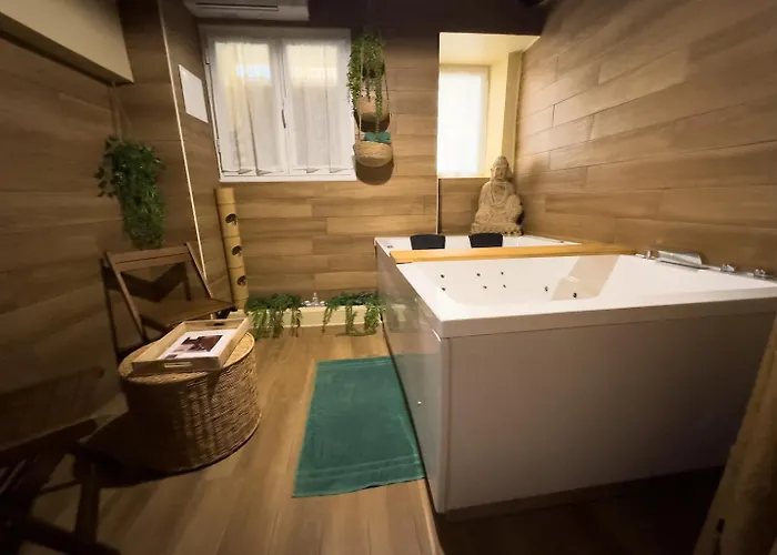 Le Balneo Jacuzzi Vieil Safranier *